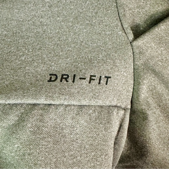 🥂SOLD🥂NIKE Dri-Fit XL Men’s Grey Zip Hooded Jacket - Picture 2 of 7